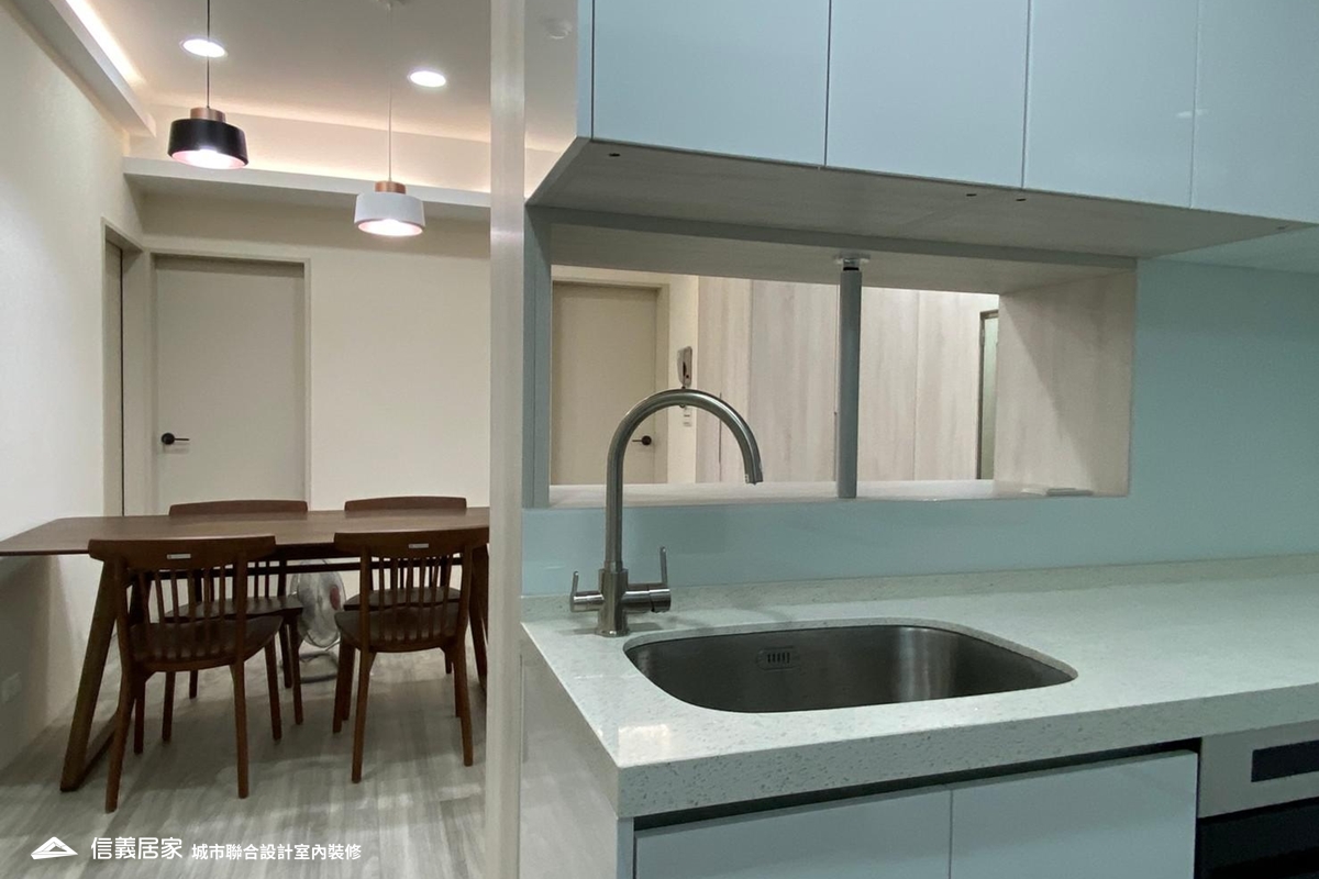 白色餐廳,白色廚房室內裝潢設計，包括吊燈、餐桌、流理台、餐椅裝潢圖片