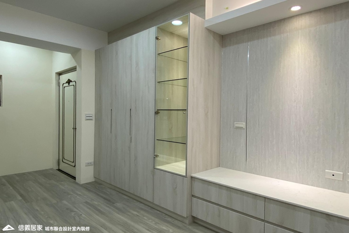 白色客廳室內裝潢設計，包括電視牆、電視櫃、展示櫃裝潢圖片