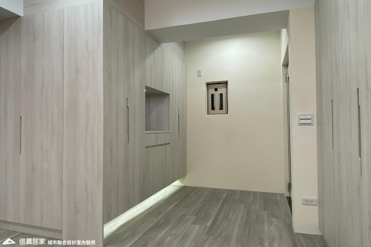 白色玄關室內裝潢設計，包括收納櫃、置物櫃裝潢圖片