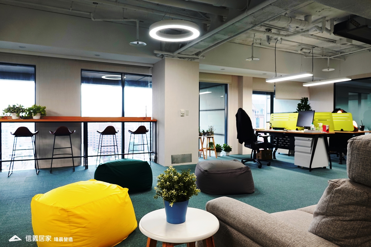 白色辦公室室內裝潢設計，包括沙發、椅子、地毯、烤漆玻璃裝潢圖片