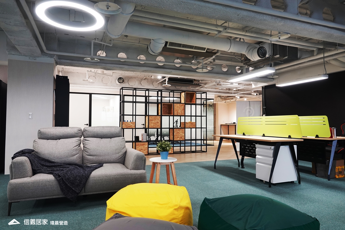 白色辦公室室內裝潢設計，包括沙發、收納櫃、地毯、置物櫃、辦公桌裝潢圖片