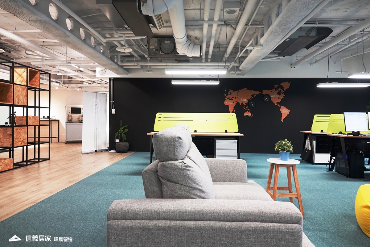 白色辦公室室內裝潢設計，包括沙發、地毯、辦公桌裝潢圖片