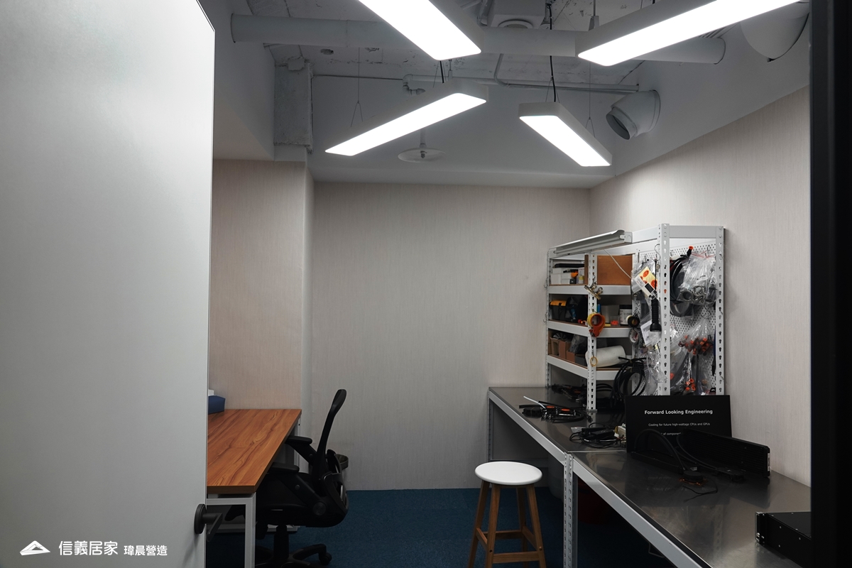 白色辦公室室內裝潢設計，包括椅子、置物櫃裝潢圖片