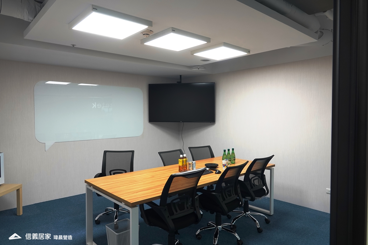 白色辦公室室內裝潢設計，包括椅子、地毯、烤漆玻璃裝潢圖片