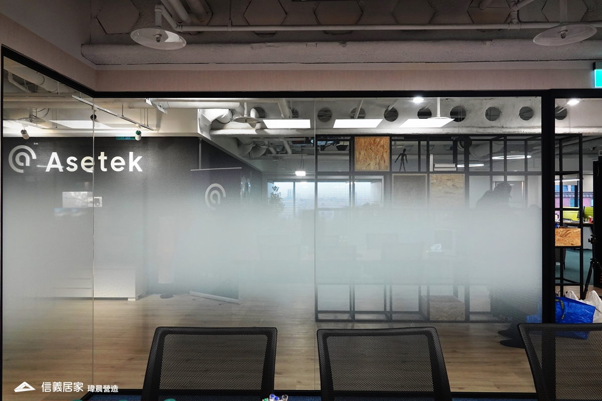 白色辦公室室內裝潢設計，包括椅子、地毯、烤漆玻璃裝潢圖片