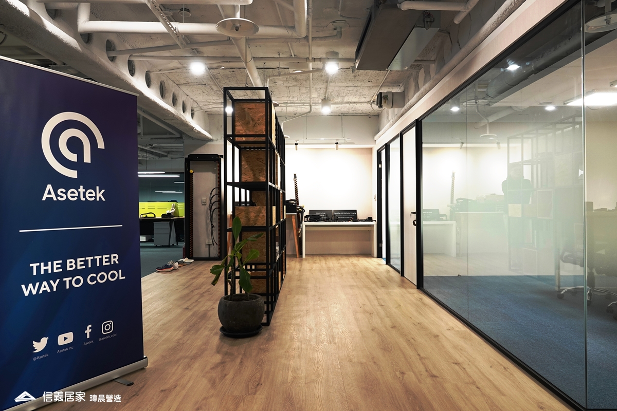 白色辦公室室內裝潢設計，包括展示櫃、烤漆玻璃裝潢圖片