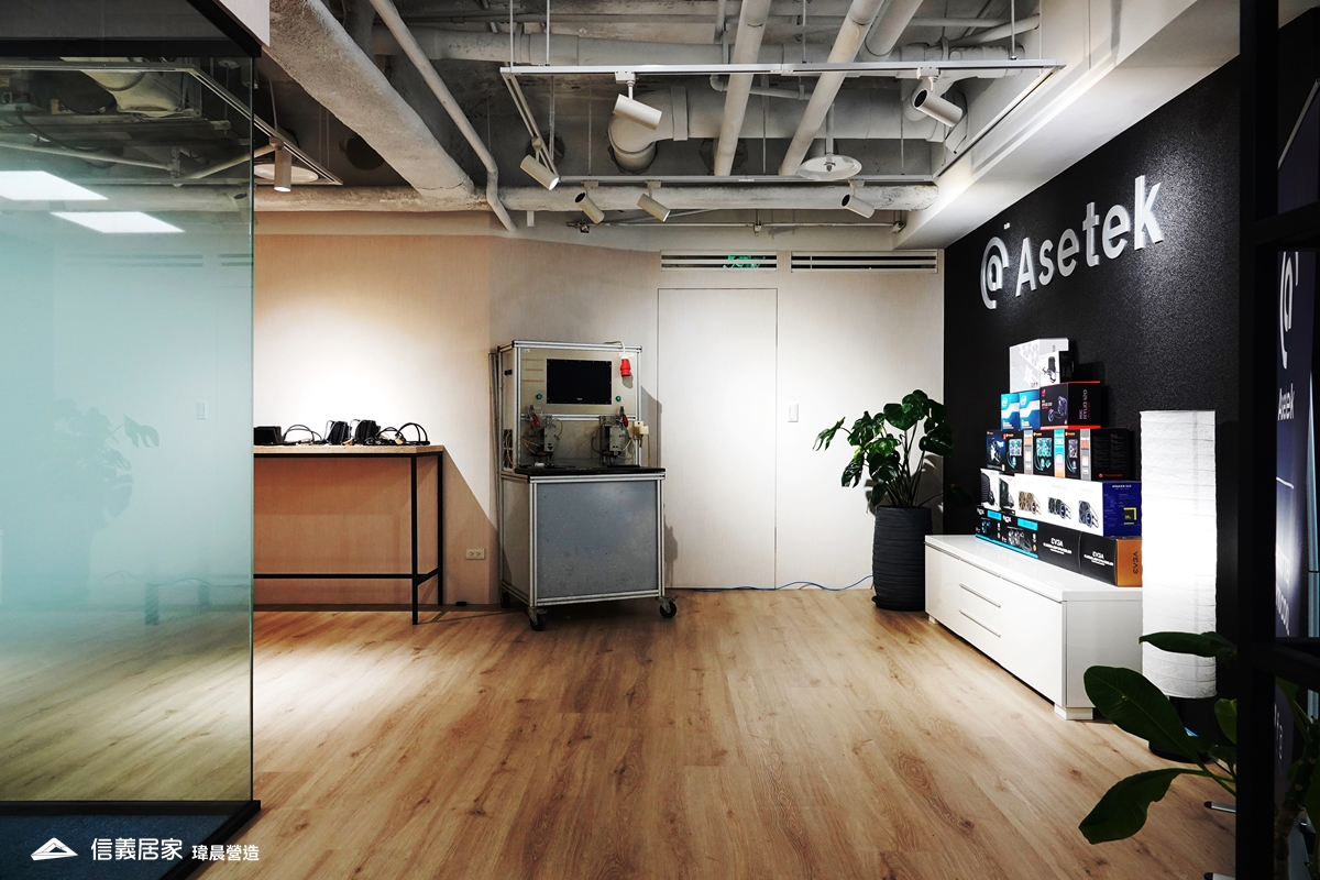 白色辦公室室內裝潢設計，包括烤漆玻璃、置物櫃裝潢圖片