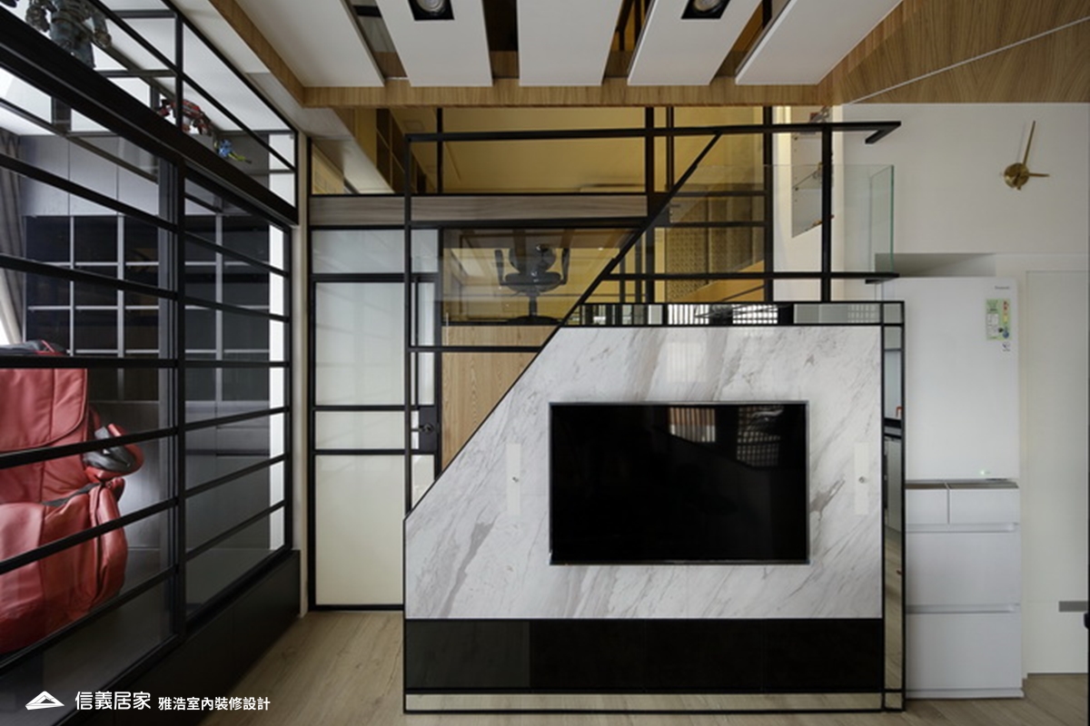 白色客廳室內裝潢設計，包括電視牆裝潢圖片