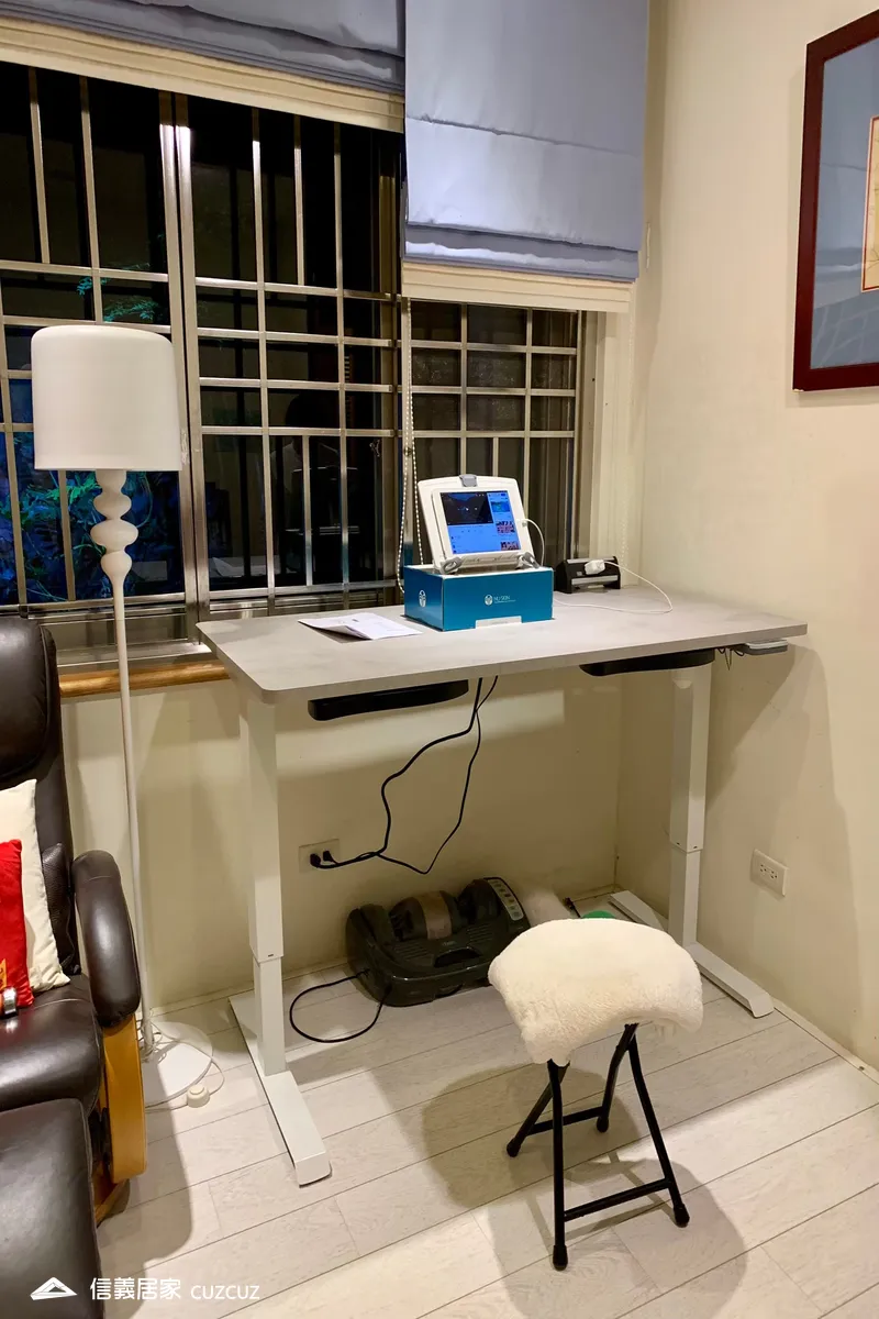 白色桌腳升降桌