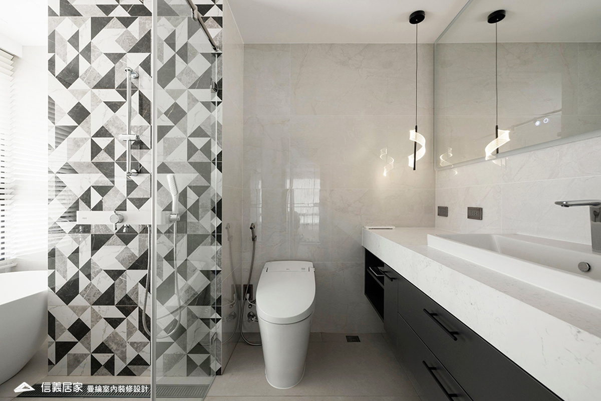 主浴-1-大理石 大板磚 烤漆 藝術漆 鍍鈦飾條 明鏡