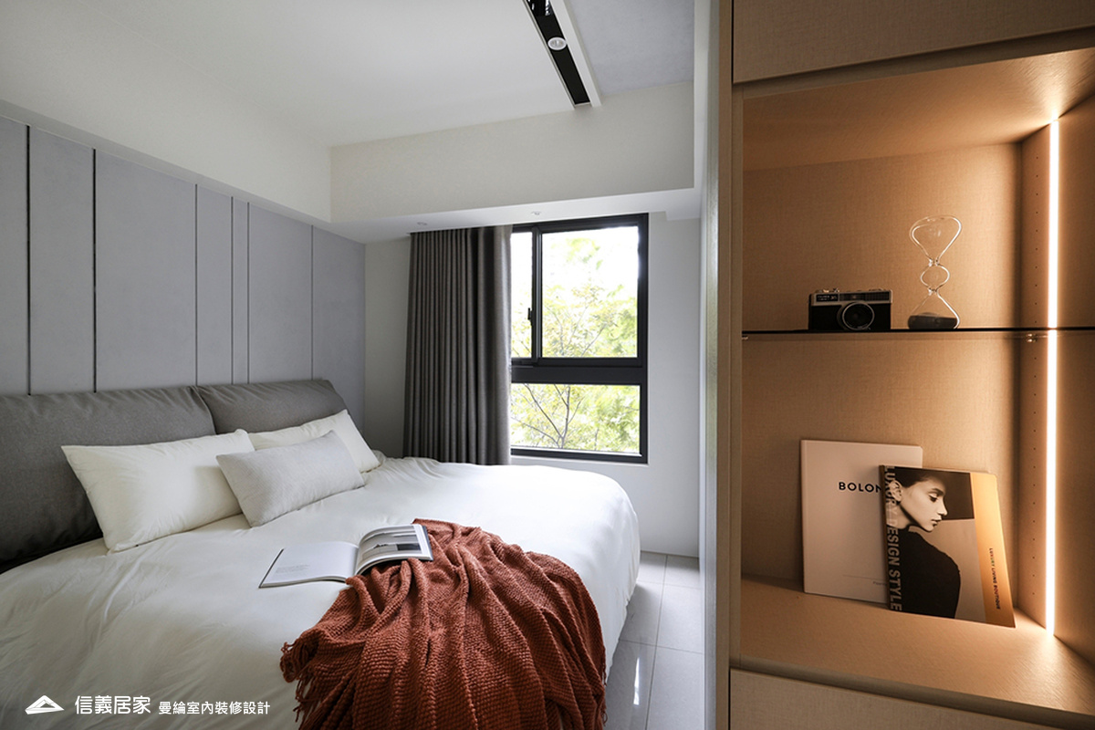 主臥-2-藝術漆 鍍鈦飾條 灰鏡 美術吊燈 柔紗直立簾 進口木百葉