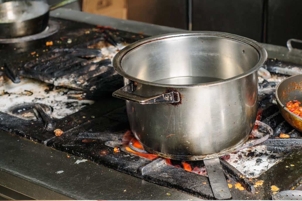 廚房油煙難清，牆面黏膩