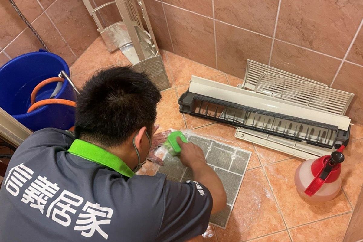 拆卸冷氣濾網、配件逐一清潔