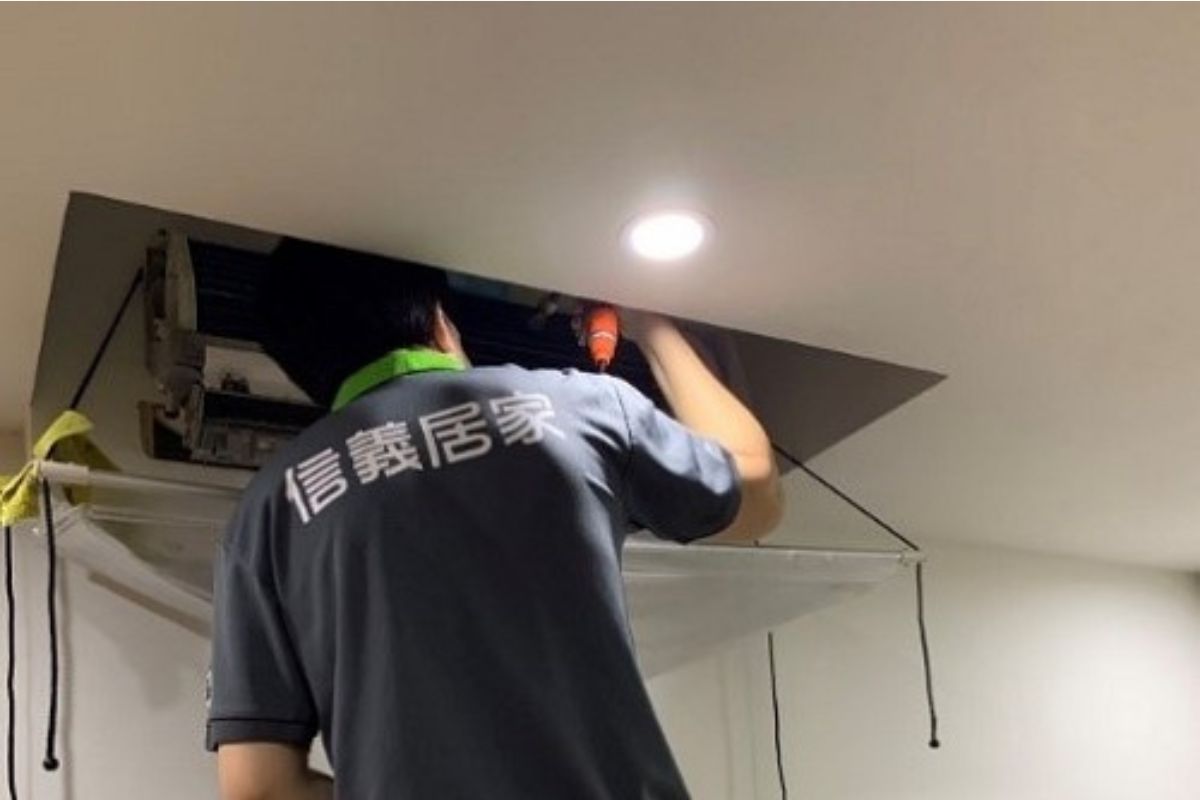 細心地一層層噴清潔劑