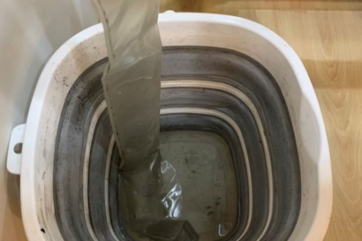 冷氣汙水沿著水管流到水桶