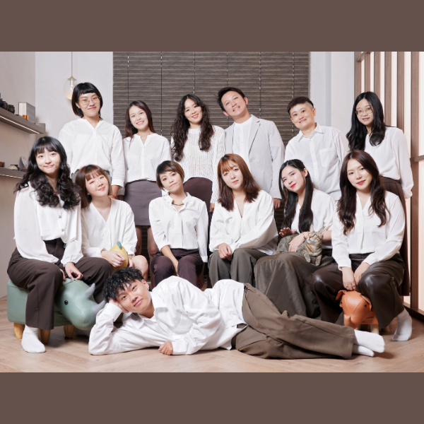 三月木團隊不僅擁有堅強的設計實力，能駕馭多元風格，在施工品質上毫不妥協。即使是看不見的細節，我們也堅持做到精緻而完美，讓每一處細節與收尾品質都能讓業主滿意。 最重要的是，對於業主交付的家，我們始終以對待自己家的心意去細細呵護，用真誠與專業打造令人驚豔而美好的生活空間。