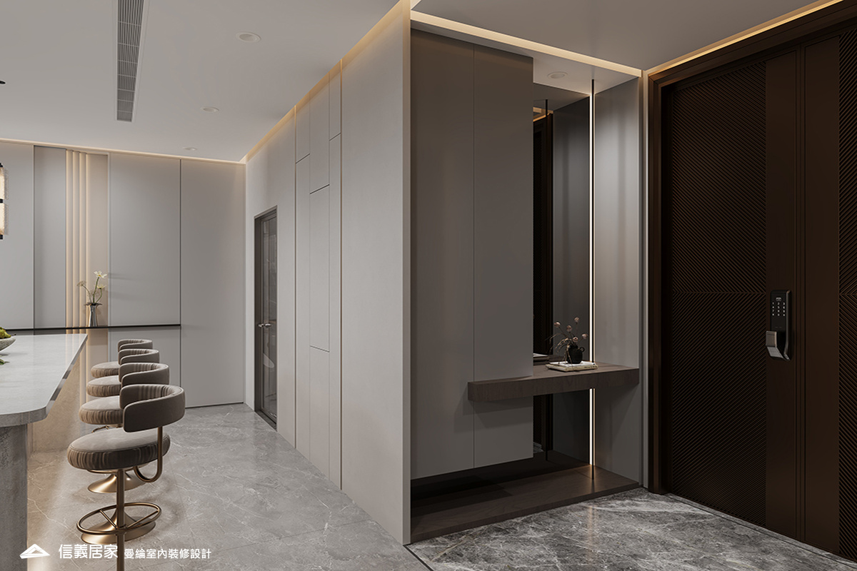 玄關-3-退休宅 輕奢風 大板磚 鍍鈦飾條 格柵 美術吊燈