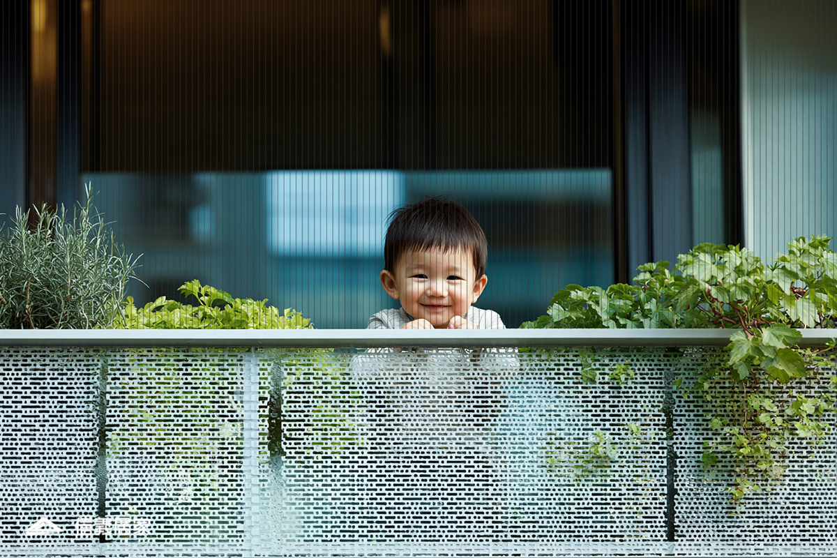 居家防墜設施新趨勢 信義居家：隱形鐵窗美觀、安全又合法