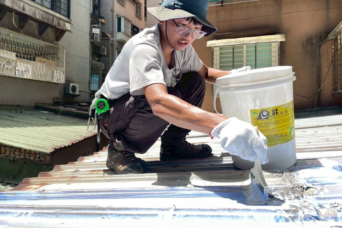 33防水工程｜頂樓防水工程 修補鐵皮屋頂的縫隙與鏽蝕問題