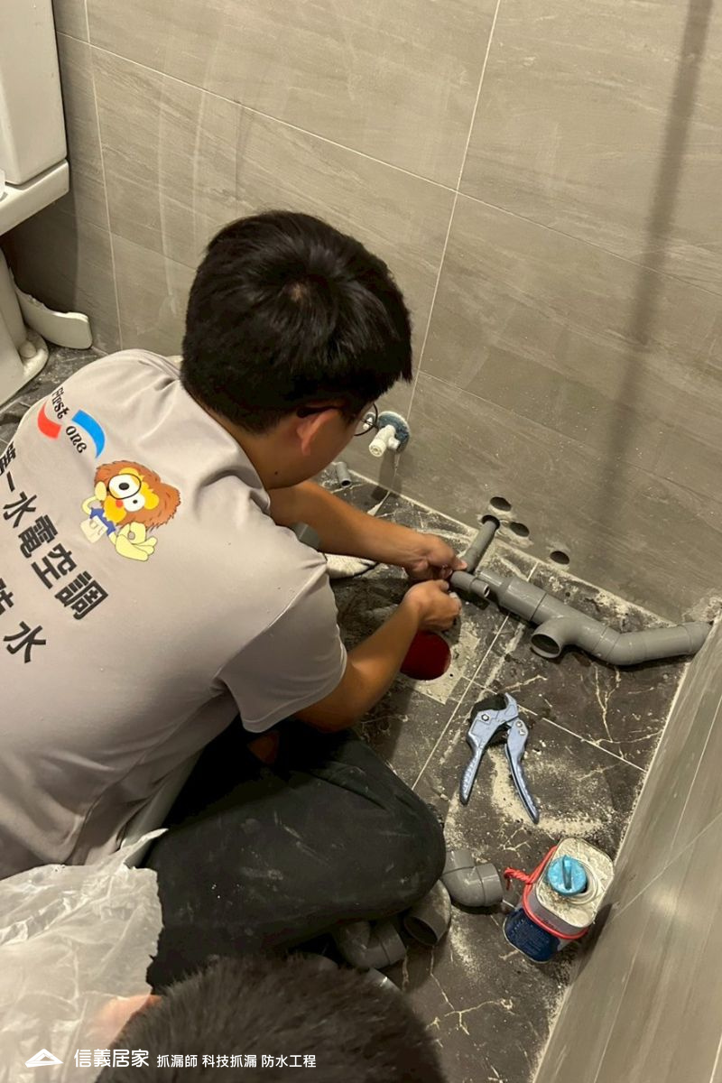 6浴室改設工程｜淋浴間改設工程 原淋浴間滲水嚴重，重新配置排水坡度與防水層，改善使用體驗