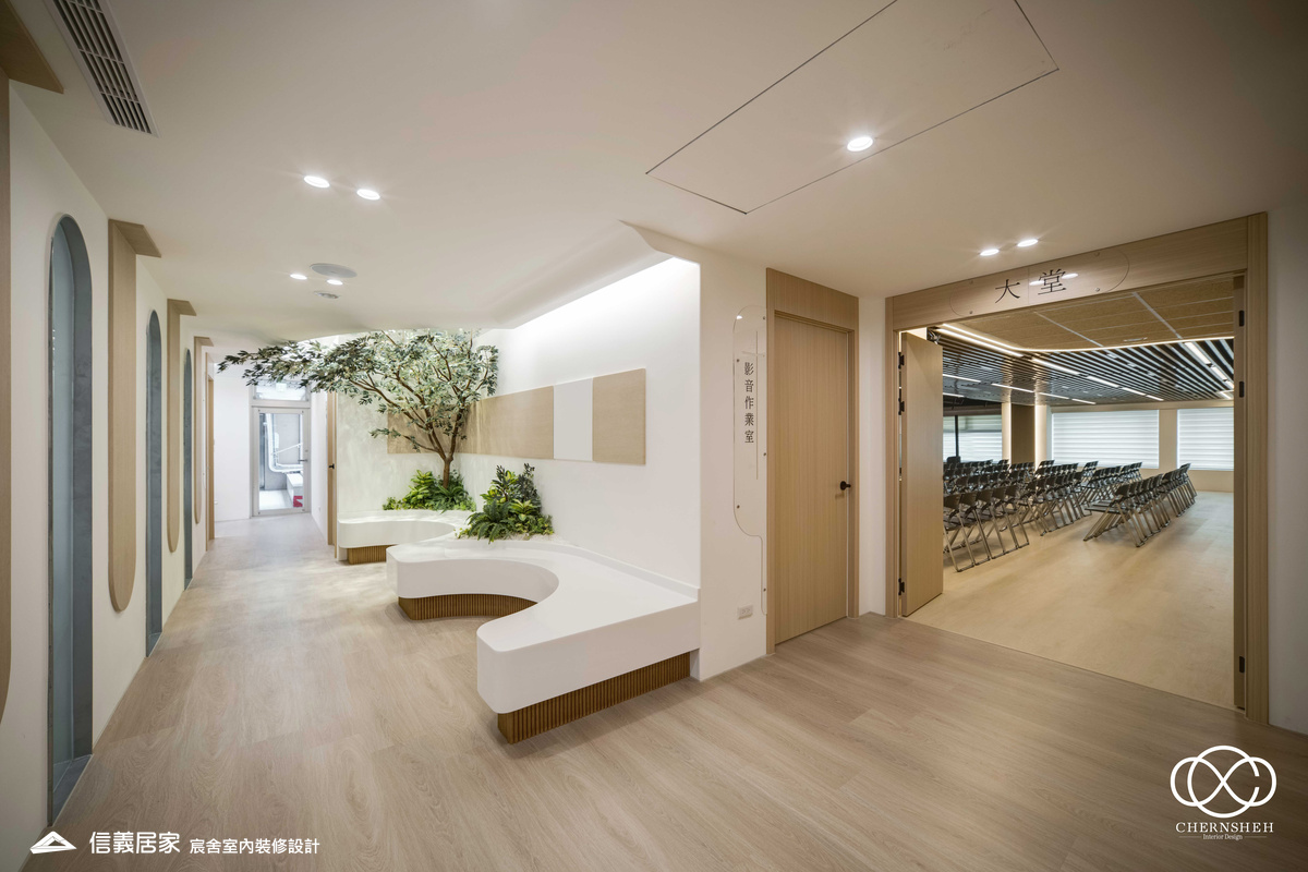 13.廊道_系統櫃_人造植栽_格柵天花板_特殊漆_公共空間