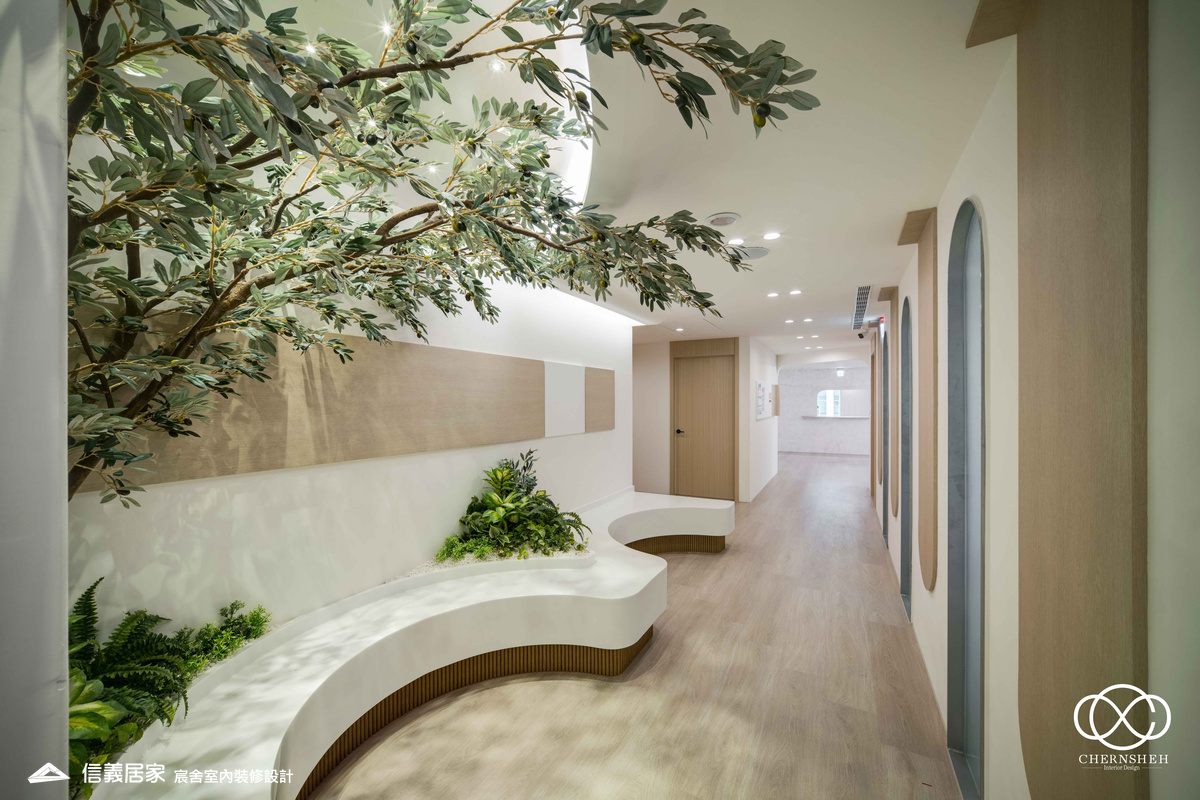 14.廊道_系統櫃_人造植栽_格柵天花板_特殊漆_公共空間
