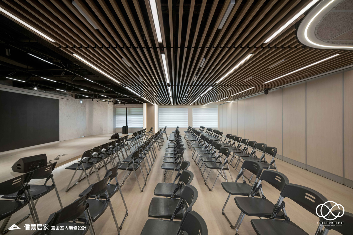 18._系統櫃_人造植栽_格柵天花板_特殊漆_公共空間