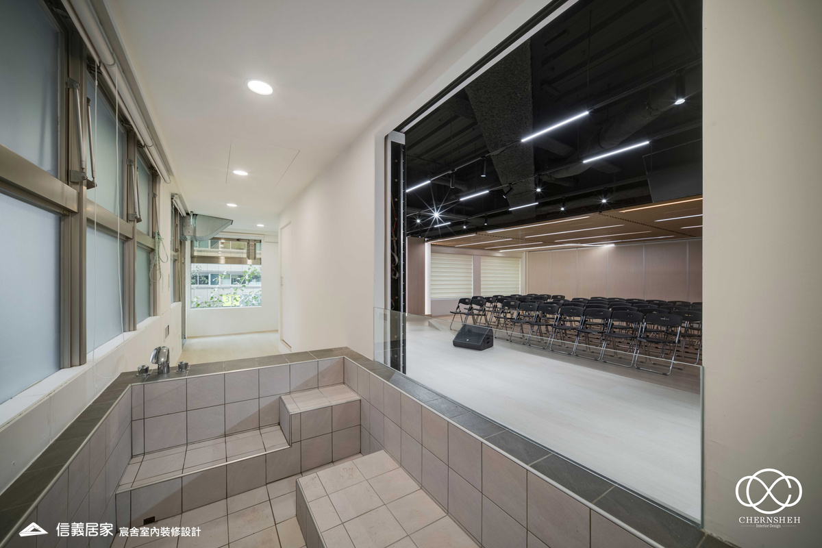 23._系統櫃_人造植栽_格柵天花板_特殊漆_公共空間