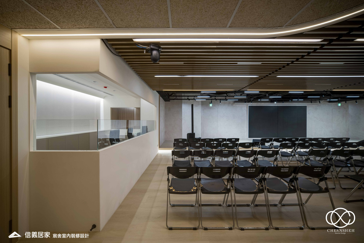 25._系統櫃_人造植栽_格柵天花板_特殊漆_公共空間