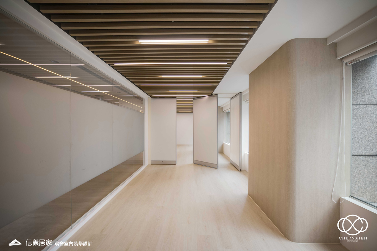 30._系統櫃_人造植栽_格柵天花板_特殊漆_公共空間