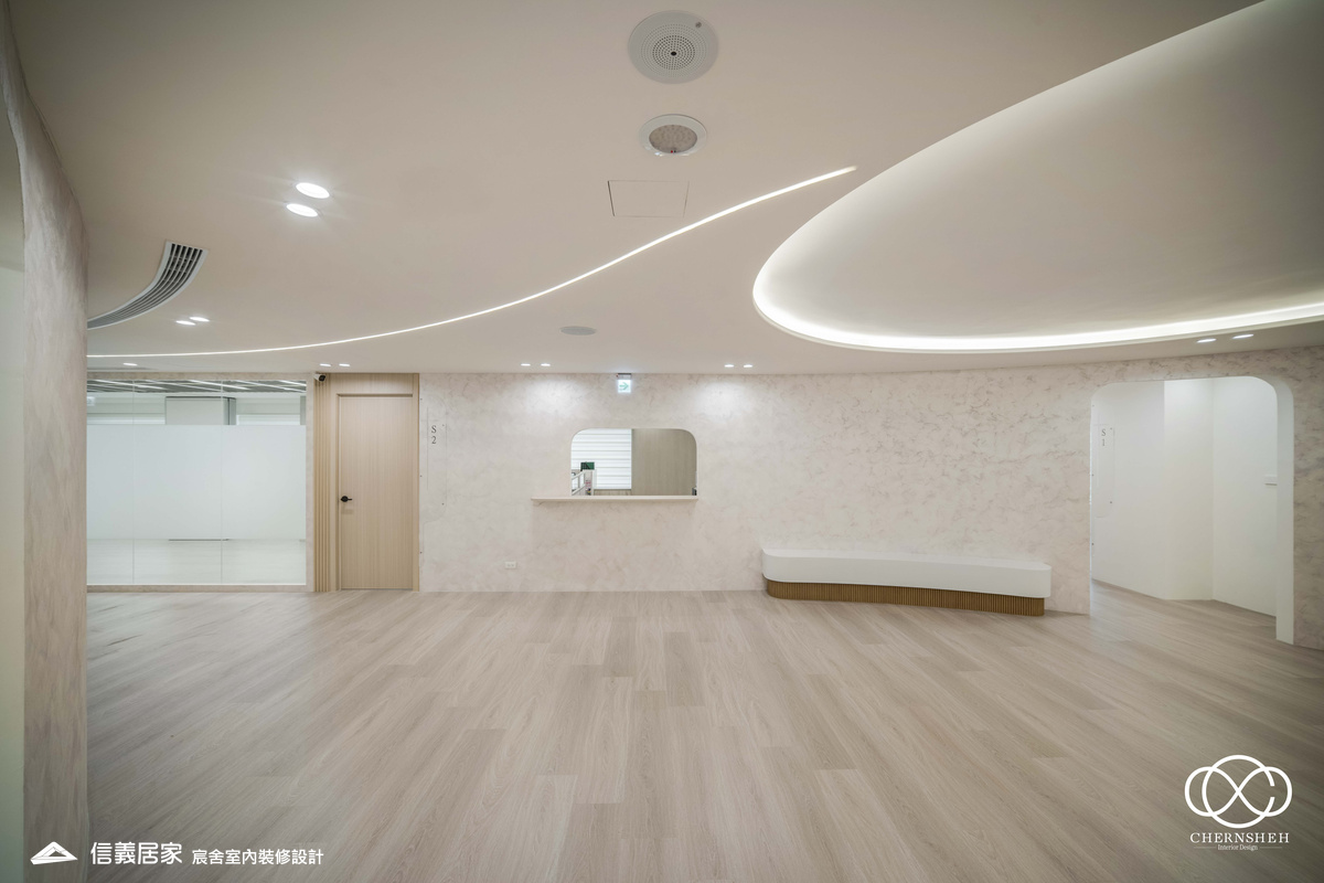 7.大廳_系統櫃_人造植栽_格柵天花板_特殊漆_公共空間