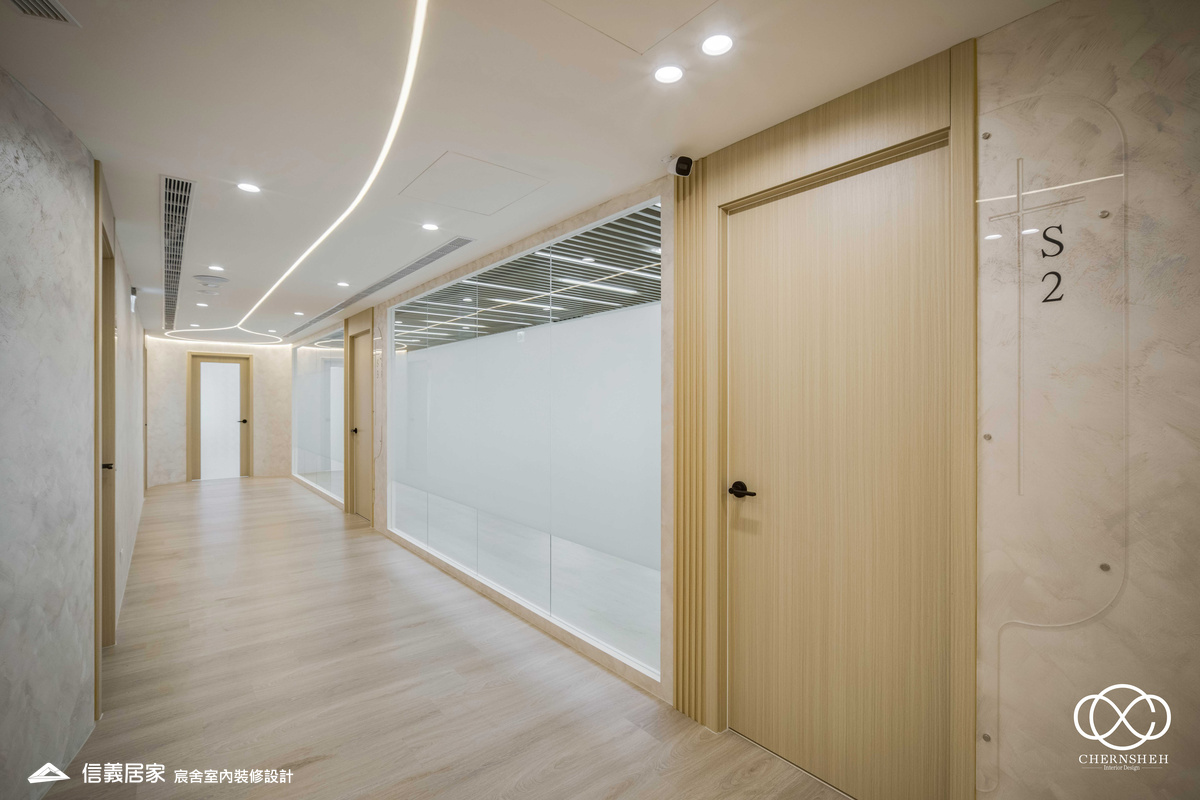 8.廊道_系統櫃_人造植栽_格柵天花板_特殊漆_公共空間