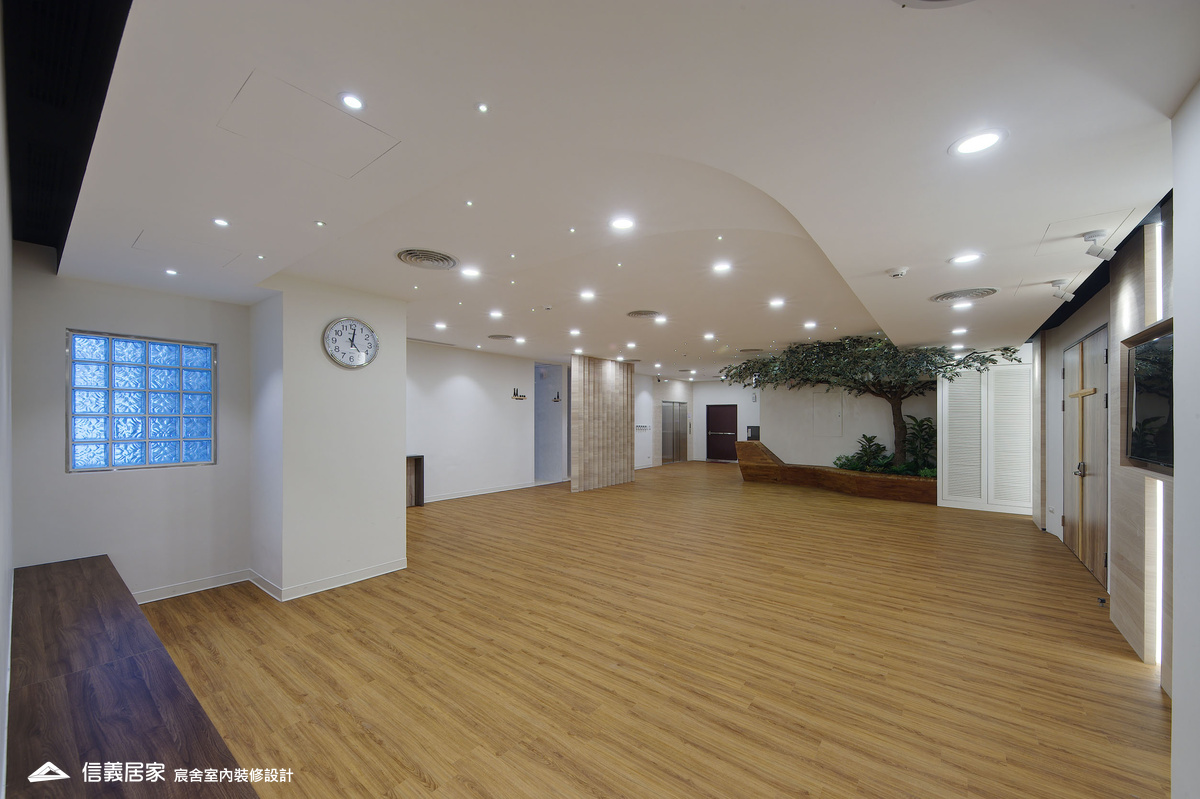 8.公共空間_軌道燈_吸頂燈_壁紙