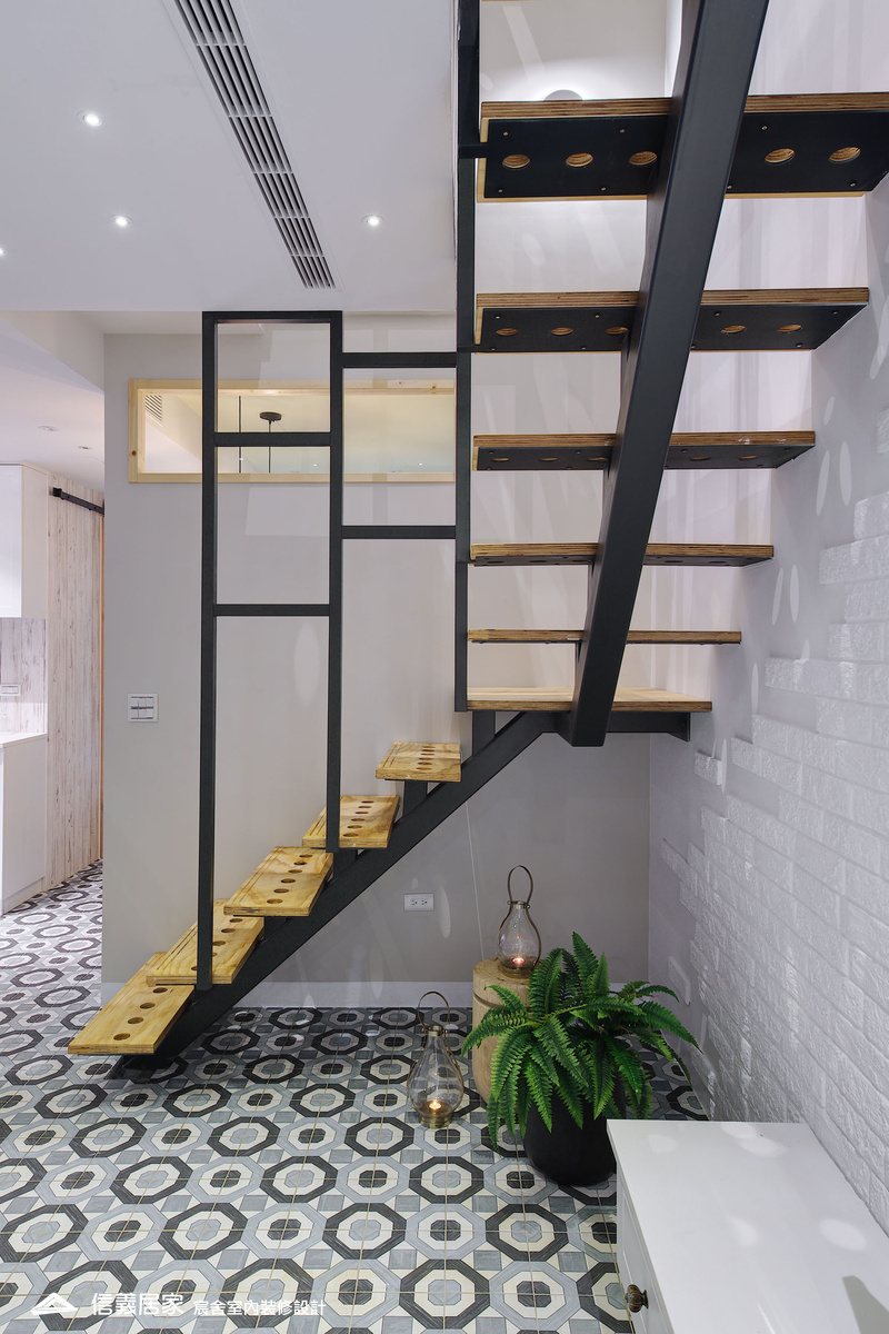 03.客廳_樓梯_鄉村風_系統櫃_特殊塗料_文化磚_花磚_鐵件_中島_白色_紫色_翻新