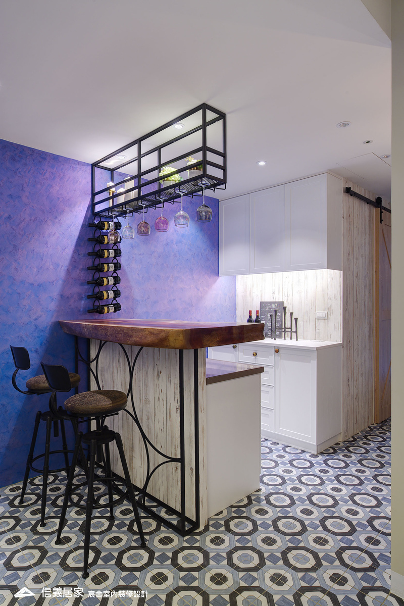 04.客廳_樓梯_鄉村風_系統櫃_特殊塗料_文化磚_花磚_鐵件_中島_白色_紫色_翻新