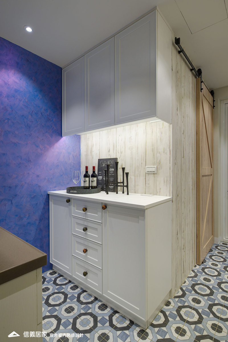 07.客廳_樓梯_鄉村風_系統櫃_特殊塗料_文化磚_花磚_鐵件_中島_白色_紫色_翻新
