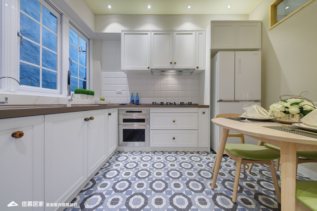 11.廚房_樓梯_鄉村風_系統櫃_特殊塗料_文化磚_花磚_鐵件_中島_白色_紫色_翻新