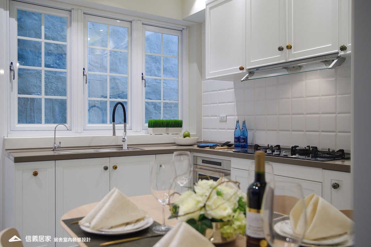 13.廚房_樓梯_鄉村風_系統櫃_特殊塗料_文化磚_花磚_鐵件_中島_白色_紫色_翻新