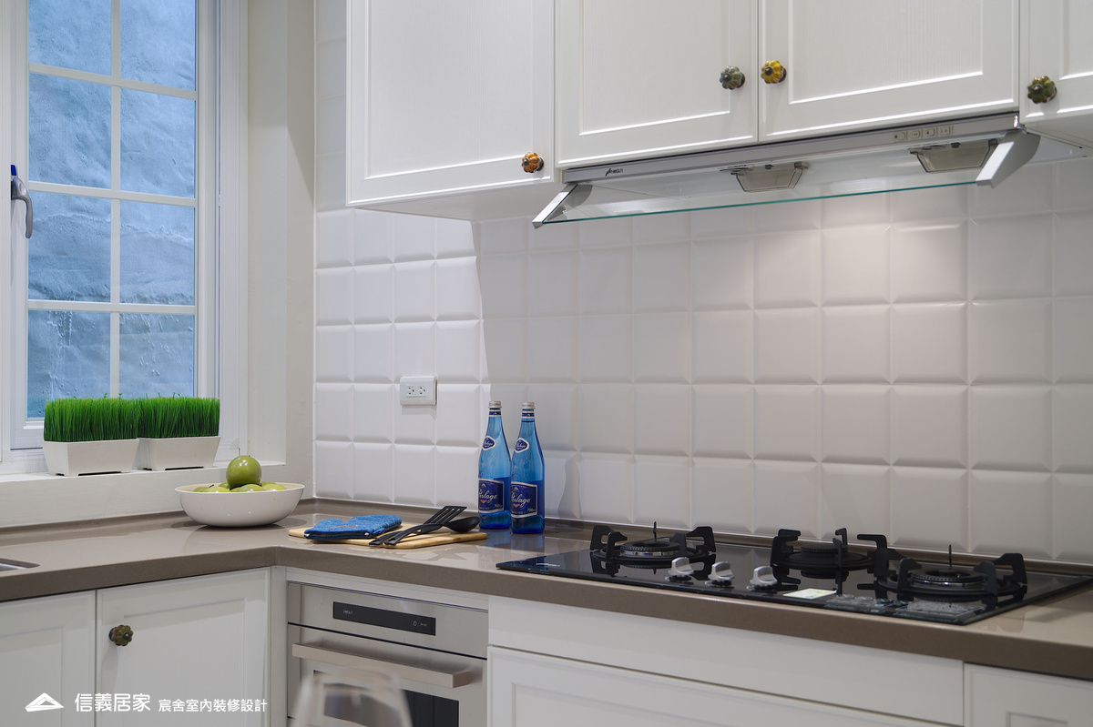 14.廚房_樓梯_鄉村風_系統櫃_特殊塗料_文化磚_花磚_鐵件_中島_白色_紫色_翻新