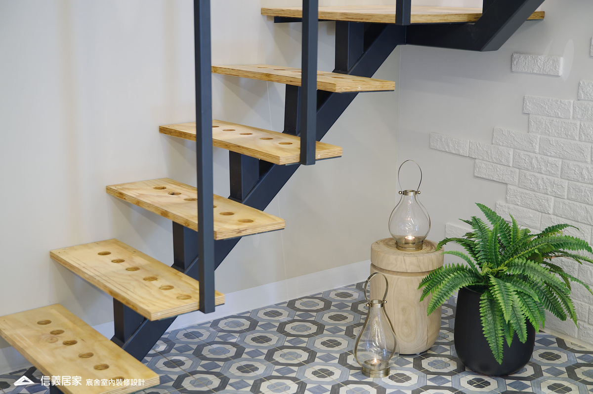 18.客廳_樓梯_鄉村風_系統櫃_特殊塗料_文化磚_花磚_鐵件_中島_白色_紫色_翻新