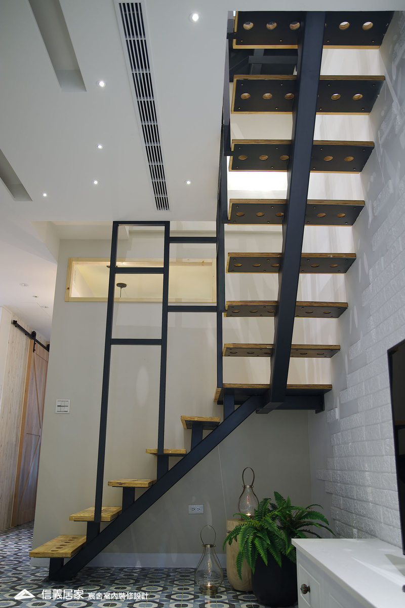 23.客廳_樓梯_鄉村風_系統櫃_特殊塗料_文化磚_花磚_鐵件_中島_白色_紫色_翻新