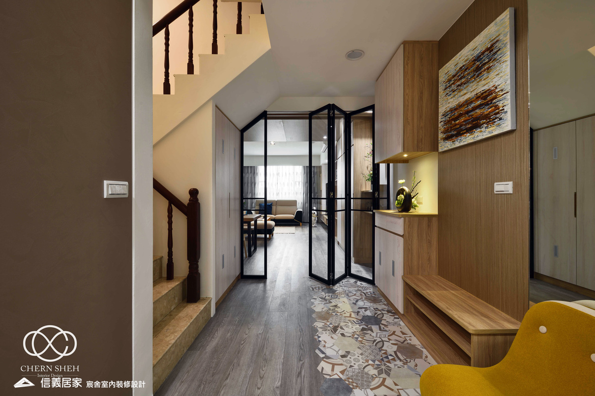 09.客廳_北歐風_系統櫃_餐桌_格柵_木地板_白色_藍色_樓梯