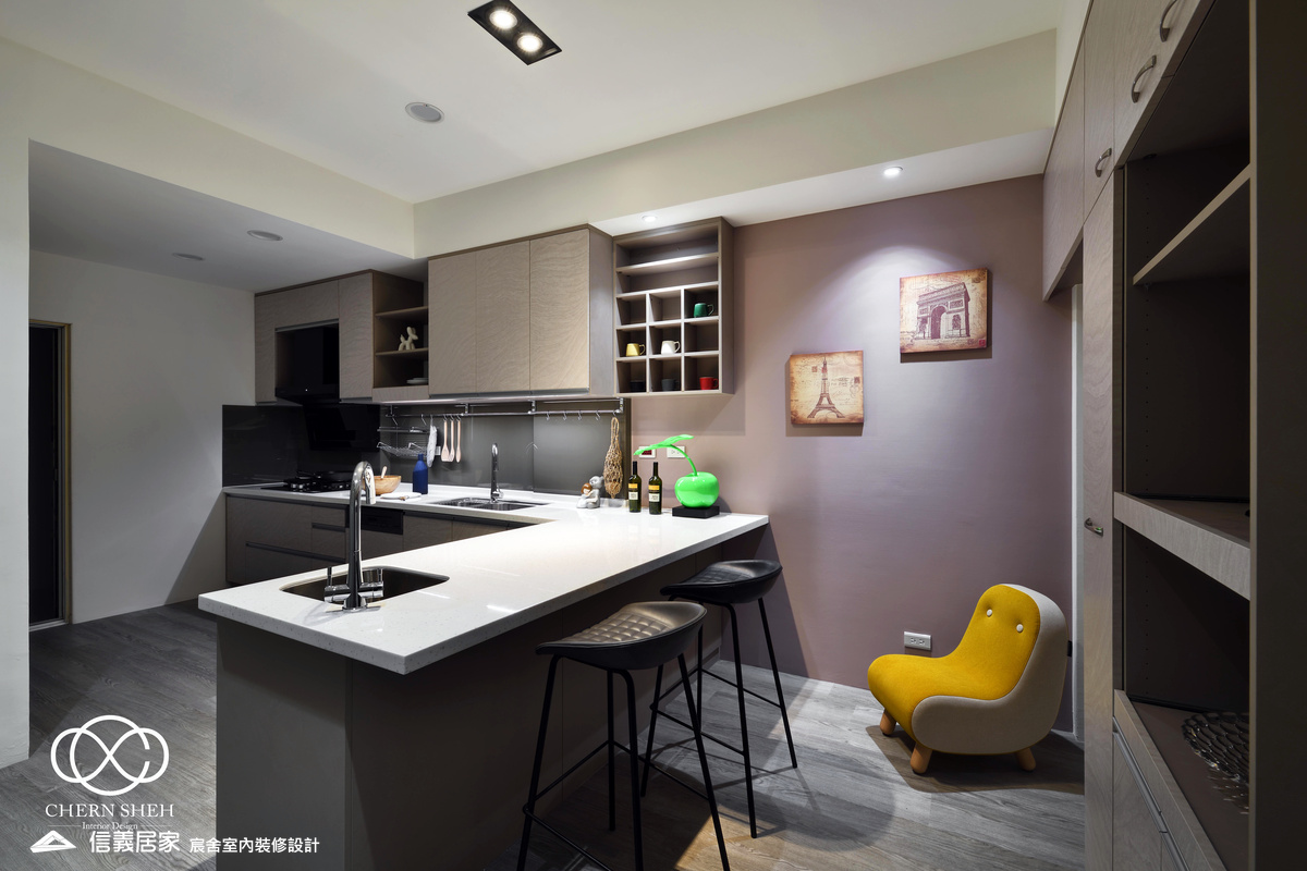 10.廚房_北歐風_系統櫃_餐桌_格柵_木地板_白色_藍色_樓梯