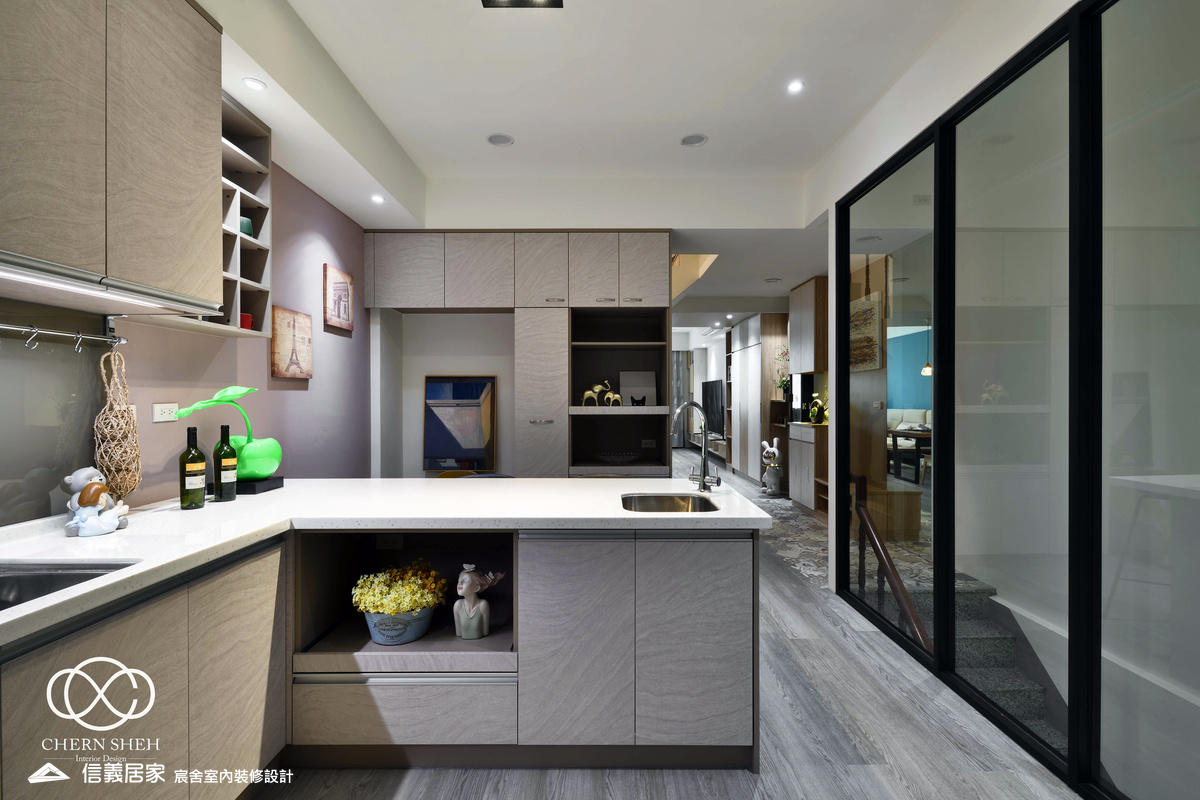 12.廚房_北歐風_系統櫃_餐桌_格柵_木地板_白色_藍色_樓梯