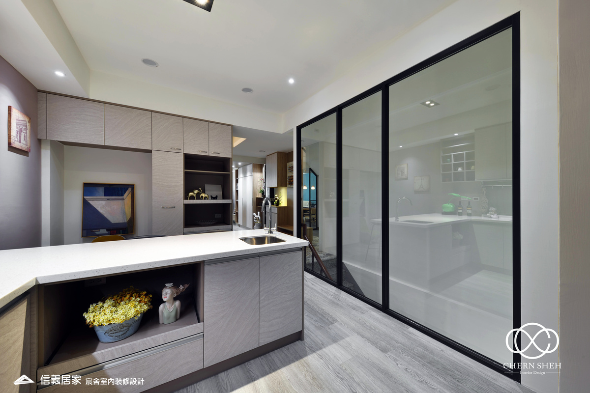 13.廚房_北歐風_系統櫃_餐桌_格柵_木地板_白色_藍色_樓梯