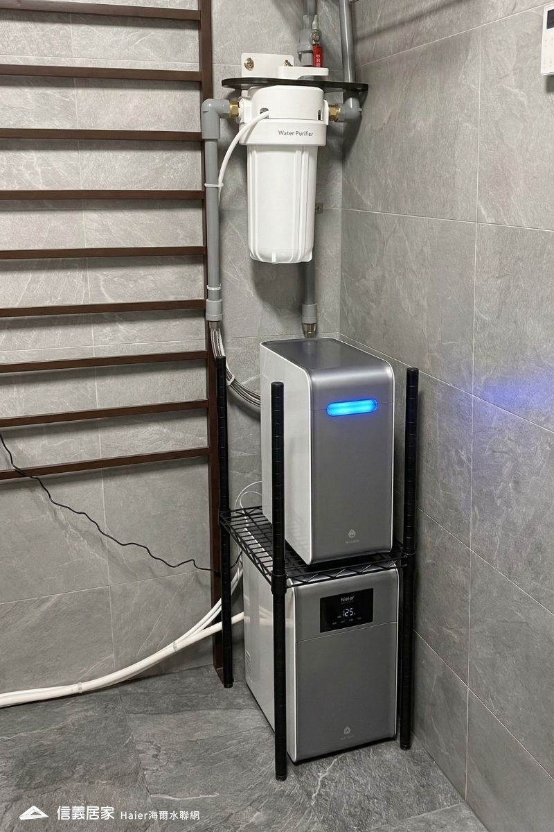 Haier海爾水聯網_實際安裝照_06_大理石質感衛浴角落安裝全戶軟水系統-層架設計收納整齊不占空間