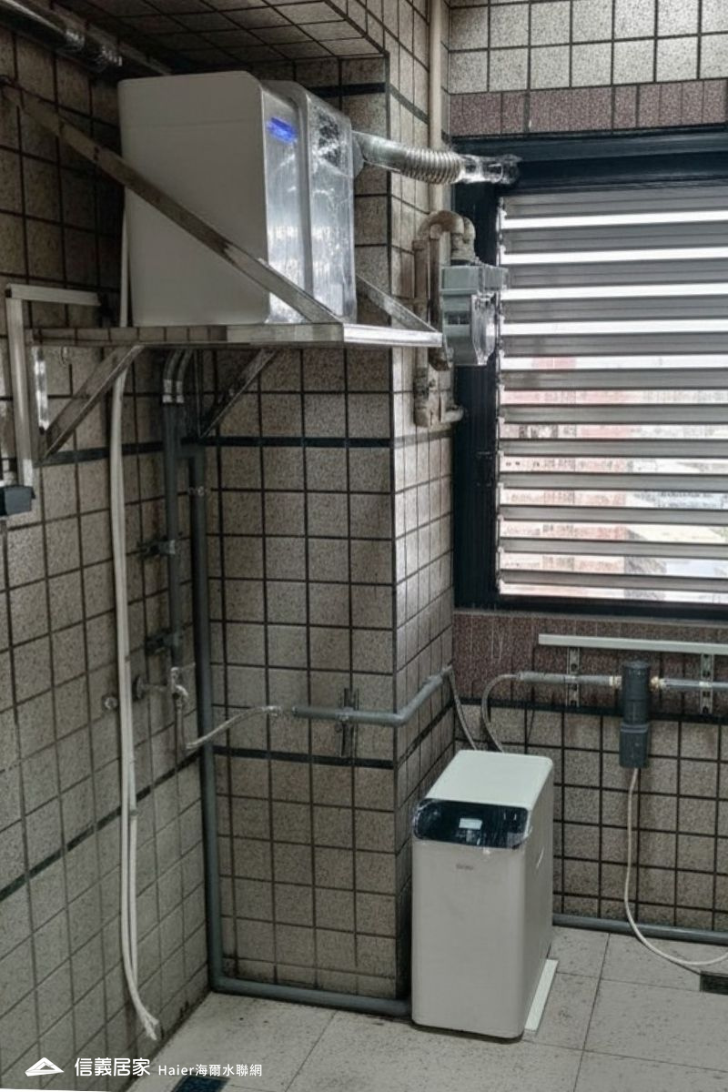 Haier海爾水聯網_實際安裝照_07_室內公用空間全戶軟水機高低配置安裝-不鏽鋼層架確保設備穩固安全