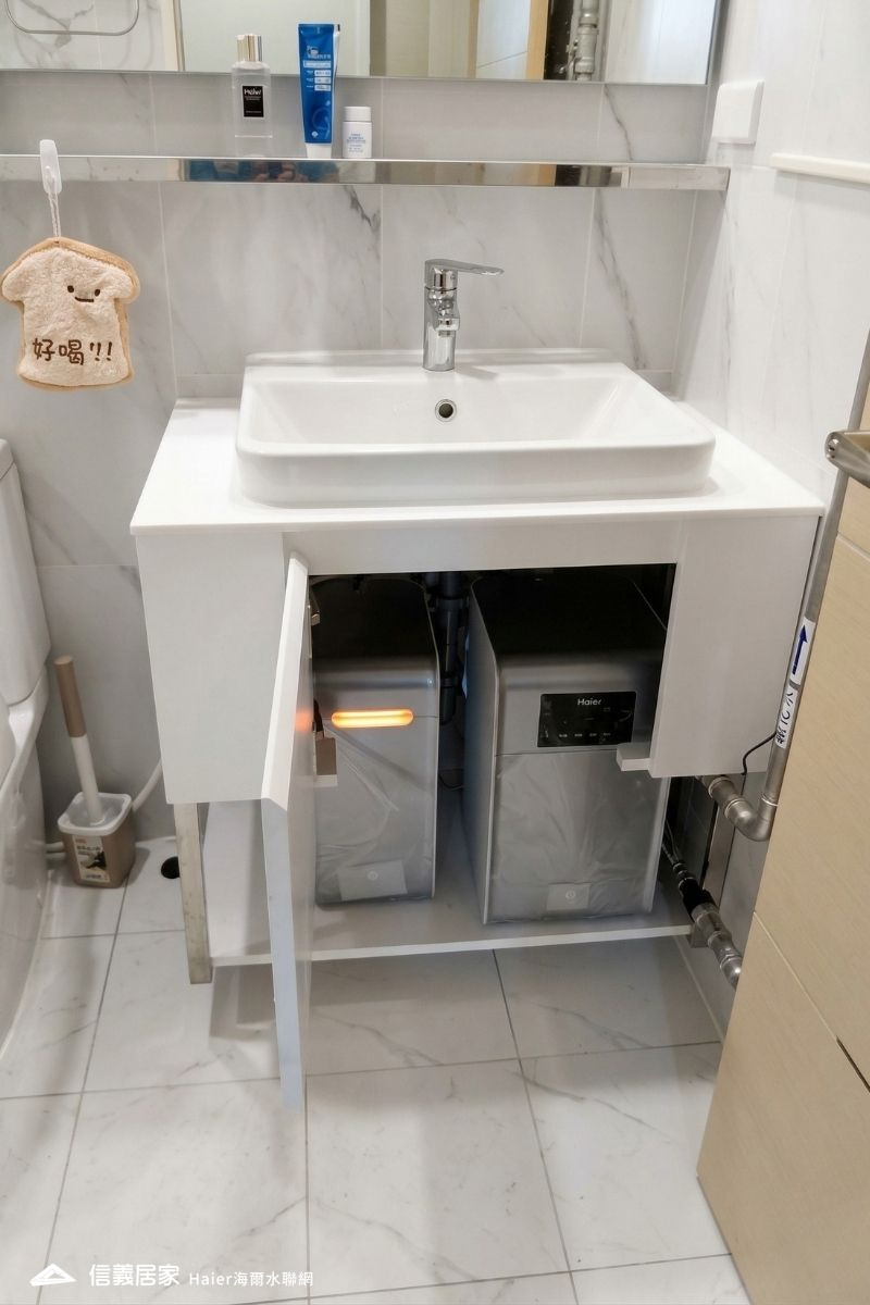 Haier海爾水聯網_實際安裝照_09_衛浴浴櫃內部安裝海爾全戶軟水機實拍-享受SPA級純淨洗沐用水體驗