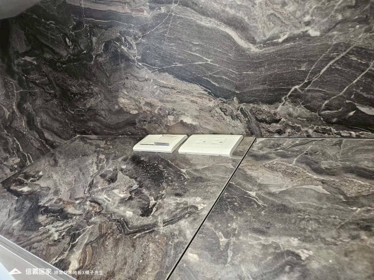 綠常綻14-床頭櫃檯面設計，上掀櫃與前開門的不一致設計，提供了更多便利的收納空間。