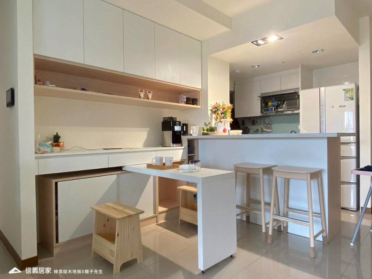綠常綻8-半活動式的餐桌造型設計，搭配中島設計，更具活力的家庭空間。